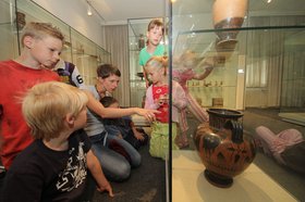 Kinder in der Antikensammlung. Foto: Stadt Oldenburg.