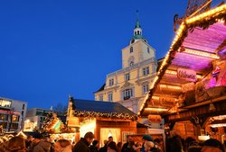 Weihnachtsmarkttreiben am Oldenburger Schloss. Foto Hans-Jürgen Zietz