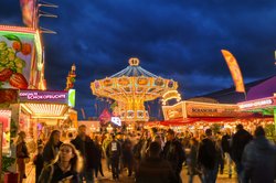 Blaue Stunde auf dem Oldenburger Kramermarkt 2023. Foto: Hans-Jürgen Zietz