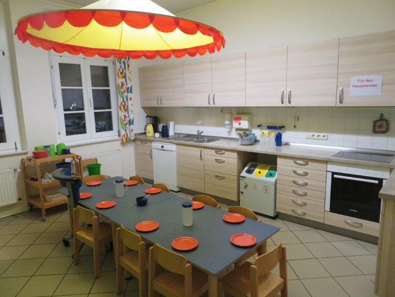 Gruppentisch zum Essen in der Küche. Foto: Stadt Oldenburg