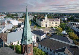 Oldenburger Innenstadt: Blick vom Lamberti-Kirchturm Richtung Schloss. Foto: Mittwollen & Gradetchliev