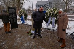 Gedenken an NS-Opfer: Bürgermeisterin Christine Wolff legte gemeinsam mit dem Vorsitzenden des Freundeskreises für Sinti und Roma, Patrick Schwarz, am Mahnmal für Sinti und Roma Kränze nieder. Foto: Sascha Stüber Gedenken an NS-Opfer: Bürgermeisterin Christine Wolff legte gemeinsam mit dem Vorsitzenden des Freundeskreises für Sinti und Roma, Patrick Schwarz, am Mahnmal für Sinti und Roma Kränze nieder. Foto: Sascha Stüber