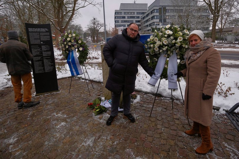 Gedenken an NS-Opfer: Bürgermeisterin Christine Wolff legte gemeinsam mit dem Vorsitzenden des Freundeskreises für Sinti und Roma, Patrick Schwarz, am Mahnmal für Sinti und Roma Kränze nieder. Foto: Sascha Stüber Gedenken an NS-Opfer: Bürgermeisterin Christine Wolff legte gemeinsam mit dem Vorsitzenden des Freundeskreises für Sinti und Roma, Patrick Schwarz, am Mahnmal für Sinti und Roma Kränze nieder. Foto: Sascha Stüber