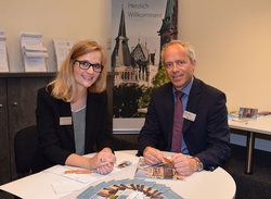 Freuen sich über die Eröffnung des Welcome Centers: Janine Schellberg und Ralph Wilken. Foto: Stadt Oldenburg