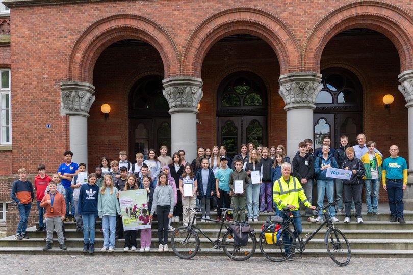 Für ihre Teilnahme am Wettbewerb „FahrRad!“ wurden die vier per Los ermittelten Oldenburger Gewinnerklassen ausgezeichnet. Foto: Sascha Stüber