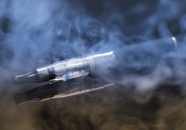 E-Zigarette mit Dampf. Foto: Roland Mey/Pixabay