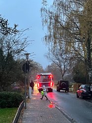 Ein Bus der VWG muss auf den Gehweg ausweichen, um parkende Autos in der Lagerstraße zu umfahren. Foto: Stadt Oldenburg