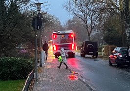 Ein Bus der VWG muss auf den Gehweg ausweichen, um parkende Autos in der Lagerstraße zu umfahren. Foto: Stadt Oldenburg