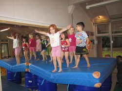 Kinder auf einer großen Matte. Foto: Stadt Oldenburg Kinder auf einer großen Matte. Foto: Stadt Oldenburg