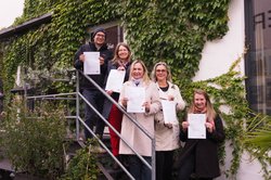 Freuen sich auf die Zusammenarbeit im Verbundprojekt für gesunde und nachhaltige Ernährung (von links): Judith Busch (Ernährungsrat Oldenburg), Jutta Benken (Landkreis Oldenburg), Beate Faulborn (Landkreis Wesermarsch), Nils Marscheider (Stadt Oldenburg), Susanna Suhlrie (Regionalwert AG Bremen & Weser-Ems). Foto: Stadt Oldenburg