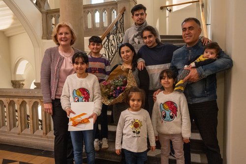 Foto: Sascha Stüber Bürgermeisterin Petra Averbeck (links) überreichte Urkunde und Patengeschenk des Bundespräsidenten für die kleine Ella an die stolzen Eltern und die Geschwister. Foto: Sascha Stüber