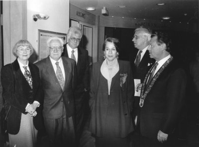 Zu sehen v.l.n.r.: Leonie Ossowski, Preisträger Prof. Dr. Israel Gutman, Prof. Dr. Ernst Hinrichs, Lea Rosh, Prof. Dr. Wolfram Köhler, damaliger Oberbürgermeister Dieter Holzapfel. Foto: Ilse Rosemeyer.