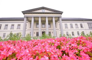 Das Kulturzentrum PFL mit Blumenbeet vorne. Foto: Jörg Hemmen Das Kulturzentrum PFL mit Blumenbeet vorne. Foto: Jörg Hemmen