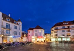 Abendstimmung am Julius-Mosen-Platz. Foto: Hans-Jürgen Zietz