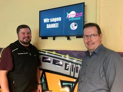 Christoph Deters von der Freizeitstätte Ofernerdiek (links) und Andreas Diercks, Schulleiter der Oberschule Ofenerdiek, mit einem der Displays. Foto: Stadt Oldenburg 