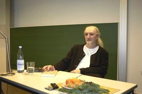 Schriftsteller Zoran Drvenkar im Seminar. Foto: Natalie Ebbecke/Institut für Germanistik, Carl von Ossietzky Universität Schriftsteller Zoran Drvenkar im Seminar. Foto: Natalie Ebbecke/Institut für Germanistik, Carl von Ossietzky Universität