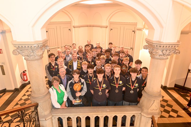 Oberbürgermeister Jürgen Krogmann (mit Fan-Schal) gratulierte den Teams der U16 und U19 der EWE Baskets Juniors zu ihren herausragenden Erfolgen. Foto: Sascha Stüber 