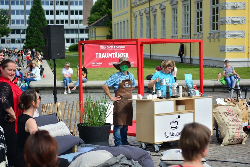 Karlaua Kollektiv Team Traumtänzer mit Kaffee-Stand von La Moliend. Foto: Karlaua Kollektiv