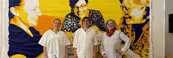 Das Team Kulturelle Bildung und Teilhabe (von links. Vivien Ritter, Sophie Arenhövel und Christiane Maaß) bei der Malaktion. Foto: Kunstschule Oldenburg