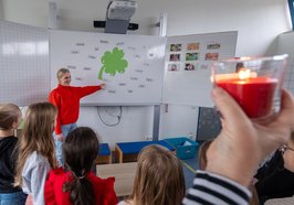 "Glücksunterricht" mit Kerzenlicht in der Grundschule Bloherfelde. Foto: Sascha Stüber