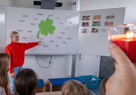 "Glücksunterricht" mit Kerzenlicht in der Grundschule Bloherfelde. Foto: Sascha Stüber