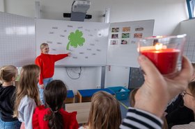  „Glücksunterricht“ mit Kerzenlicht in der Grundschule Bloherfelde. Foto: Sascha Stüber