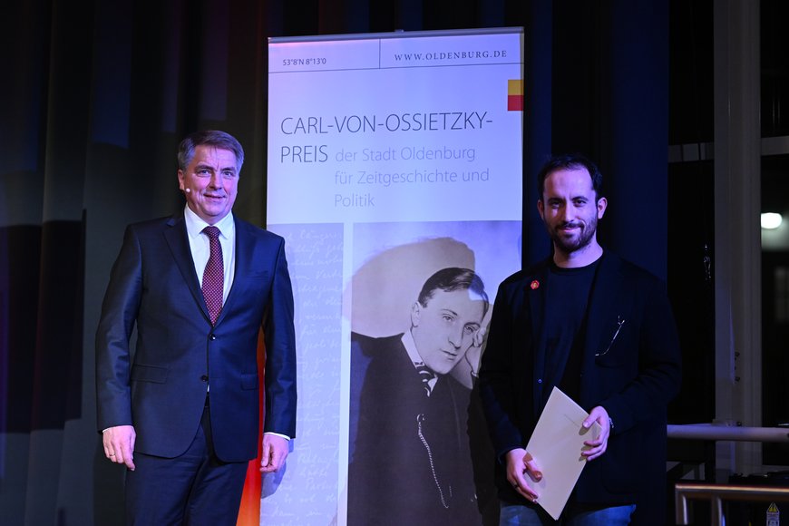 Oberbürgermeister Krogmann mit Igor Levit. Foto: Mohssen Assanimoghaddam