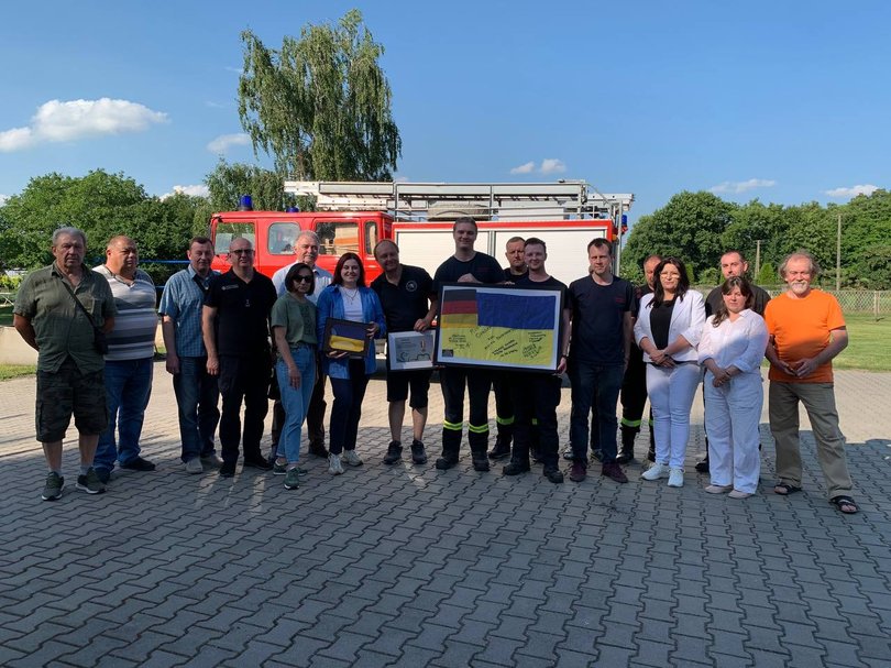 Das Team der Freiwilligen Feuerwehr Oldenburg Stadtmitte, die ukrainische Delegation sowie Mitglieder der Gemeinde Krylow mit strahlenden Gesichtern bei der Übergabe des Löschfahrzeugs. Foto: Nadja Zemnytska