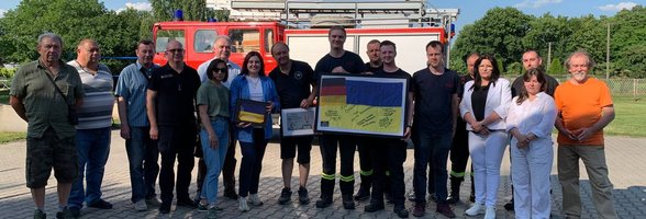 Das Team der Freiwilligen Feuerwehr Oldenburg Stadtmitte, die ukrainische Delegation sowie Mitglieder der Gemeinde Krylow mit strahlenden Gesichtern bei der Übergabe des Löschfahrzeugs. Foto: Nadja Zemnytska
