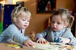 Zwei Kinder puzzeln. Foto: Claudia Paulussen/Fotolia.de