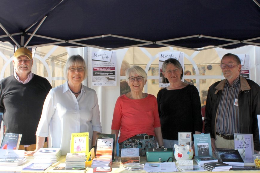 Die Mitglieder des Leseforums Oldenburg an ihrem Infostand. Foto: Stadt Oldenburg