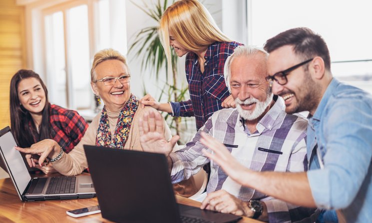 Menschen arbeiten an Laptops. Foto: Mediteraneo/AdobeStock