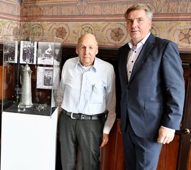 Ein Nachfahre der Familie Insel mit Oberbürgermeister Jürgen Krogmann (rechts) vor den Erinnerungsstücken, die zunächst nach Israel reisen werden, bevor sie im neuen Stadtmuseum ausgestellt werden und so an das Schicksal der Familie Insel erinnern. Foto: Sascha Stüber