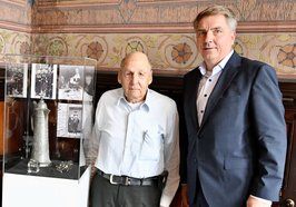 Ein Nachfahre der Familie Insel mit Oberbürgermeister Jürgen Krogmann (rechts) vor den Erinnerungsstücken, die zunächst nach Israel reisen werden, bevor sie im neuen Stadtmuseum ausgestellt werden und so an das Schicksal der Familie Insel erinnern. Foto: Sascha Stüber