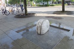 Ausbesserungsarbeiten an der Marmorskulptur von Dusanka Jovic sollen das Kunstwerk wieder in altem Glanz erstrahlen lassen – wie hier im Juni 2023. Foto: Stadt Oldenburg Ausbesserungsarbeiten an der Marmorskulptur von Dusanka Jovic sollen das Kunstwerk wieder in altem Glanz erstrahlen lassen – wie hier im Juni 2023. Foto: Stadt Oldenburg