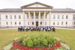 Die Mitglieder des Rates im Jahr 2022. Dahinter das komplette Kulturzentrum PFL. Foto: Mohssen Assanimoghaddam Die Mitglieder des Rates im Jahr 2022. Dahinter das komplette Kulturzentrum PFL. Foto: Mohssen Assanimoghaddam