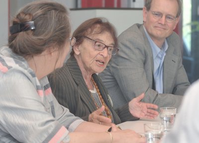 Prof. Dr. Ágnes Heller im Gespräch mit Prof. Dr. Sabine Doering und Dr. Burkhard Olschowsky. Foto: Peter Kreier.