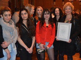 Bei der Preisverleihung (1. Reihe, 3.-5. v.l.): Farida Kashat, Dr. Sabine Isensee und Lehrerin Katja Adam-Becker. Foto: Stadt Oldenburg