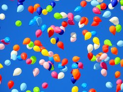 Bunte Luftballons im blauen Himmel. Foto: Bru-nO/Pixabay