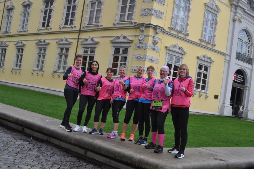 Bürgermeisterin Nicole Piechotta und Ratsfrau Claudia Küpker setzen sich gemeinsam mit Läuferinnen für das Thema Brustkrebs ein. Foto: Stadt Oldenburg