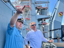 Fregattenkapitän Sascha Schlegel (links) mit Oberbürgermeister Jürgen Krogmann bei seinem Besuch der Korvette OLDENBURG in Wilhelmshaven. Foto: Stadt Oldenburg