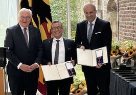 Sahap Dag (Mitte) und Telim Tolan (rechts) sind zurecht stolz: Bundespräsident Frank-Walter Steinmeier hat beide mit dem Bundesverdienstkreuz ausgezeichnet. Foto: Stadt Oldenburg