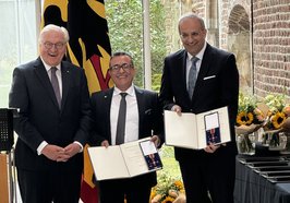 Sahap Dag (Mitte) und Telim Tolan (rechts) sind zurecht stolz: Bundespräsident Frank-Walter Steinmeier hat beide mit dem Bundesverdienstkreuz ausgezeichnet. Foto: Stadt Oldenburg