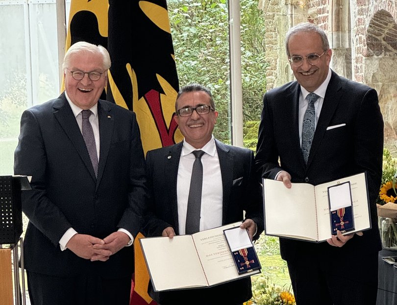 Sahap Dag (Mitte) und Telim Tolan (rechts) sind zurecht stolz: Bundespräsident Frank-Walter Steinmeier hat beide mit dem Bundesverdienstkreuz ausgezeichnet. Foto: Stadt Oldenburg