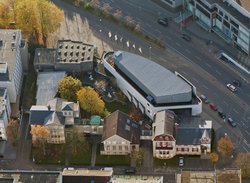 Museumskomplex: Das lang gezogene Horst-Janssen-Museum (weiß-grau) und die drei Villen plus Anbauten des Stadtmuseums. Foto: Oldenburger Luftbildarchiv (OLAR) Museumskomplex: Das lang gezogene Horst-Janssen-Museum (weiß-grau) und die drei Villen plus Anbauten des Stadtmuseums. Foto: Oldenburger Luftbildarchiv (OLAR)