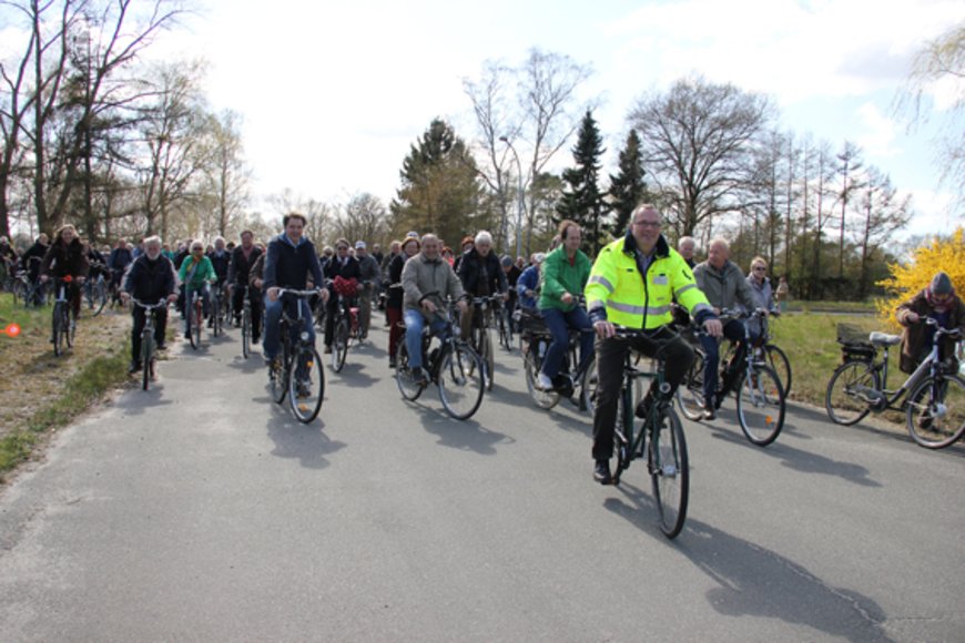 Bürgerinnen und Bürger mit dem Oberbürgermeister bei der Fahrradtour. Foto: Stadt Oldenburg