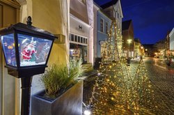 Der Weihnachtsmann in einer Laterne in Oldenburgs Burgstraße. Foto: Hans-Jürgen Zietz