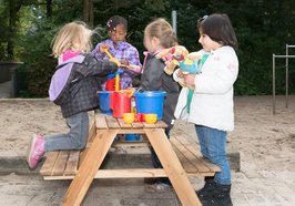 Kinder draußen an einem Gruppentisch. Foto: Stadt Oldenburg