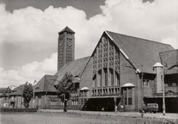 Der neue Bahnhof, die Fotografie ist von 1950, auffällig sind hier die Kriegsbeschädigungen. Quelle: Stadtmuseum