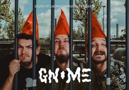 Die Band Gnome vor einem Tor. Bild: Gnome